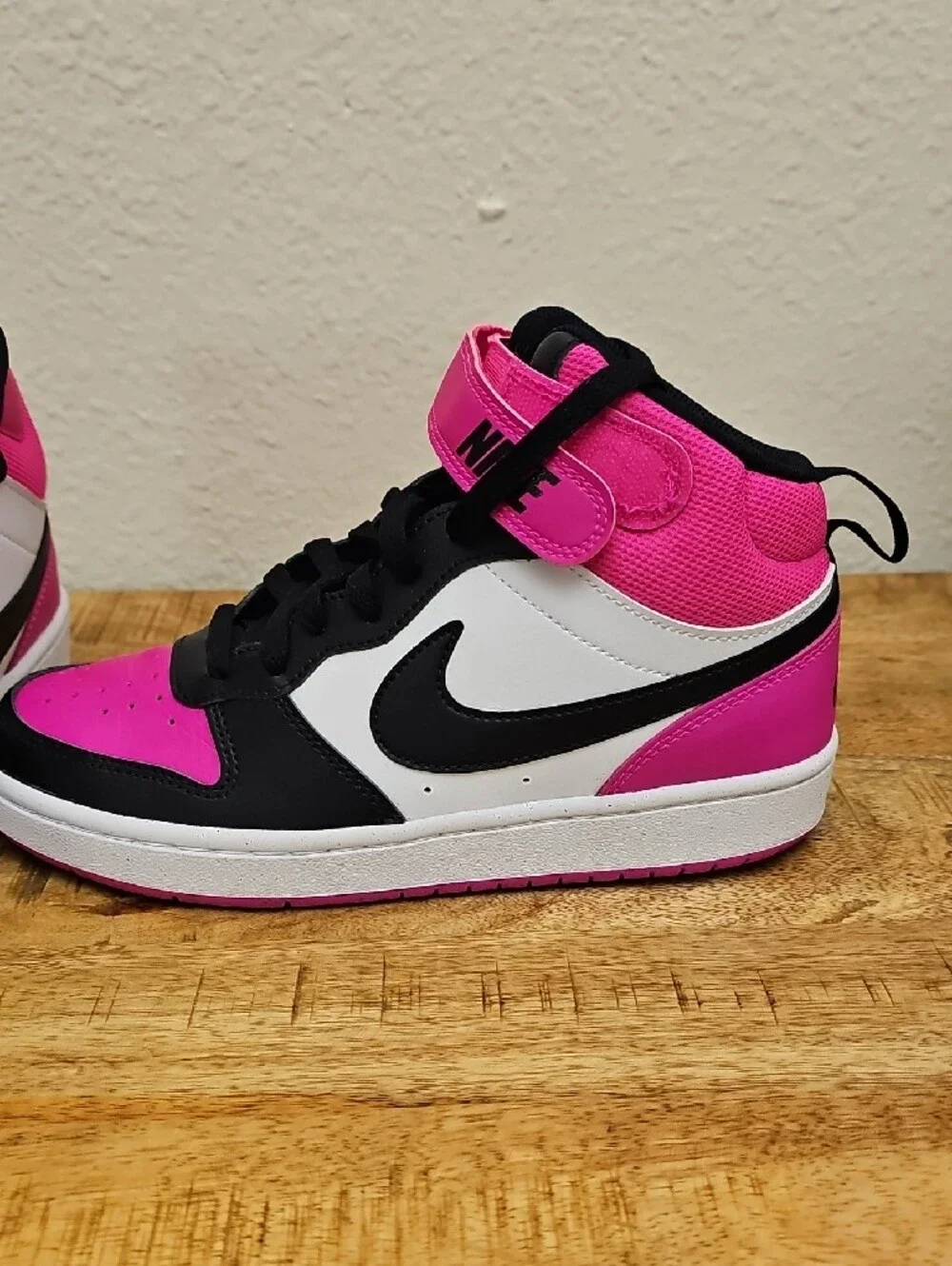Nike Kids High-Top Sneakers in Black & Hot Pink Sz 5.5y = Womens Sz 7